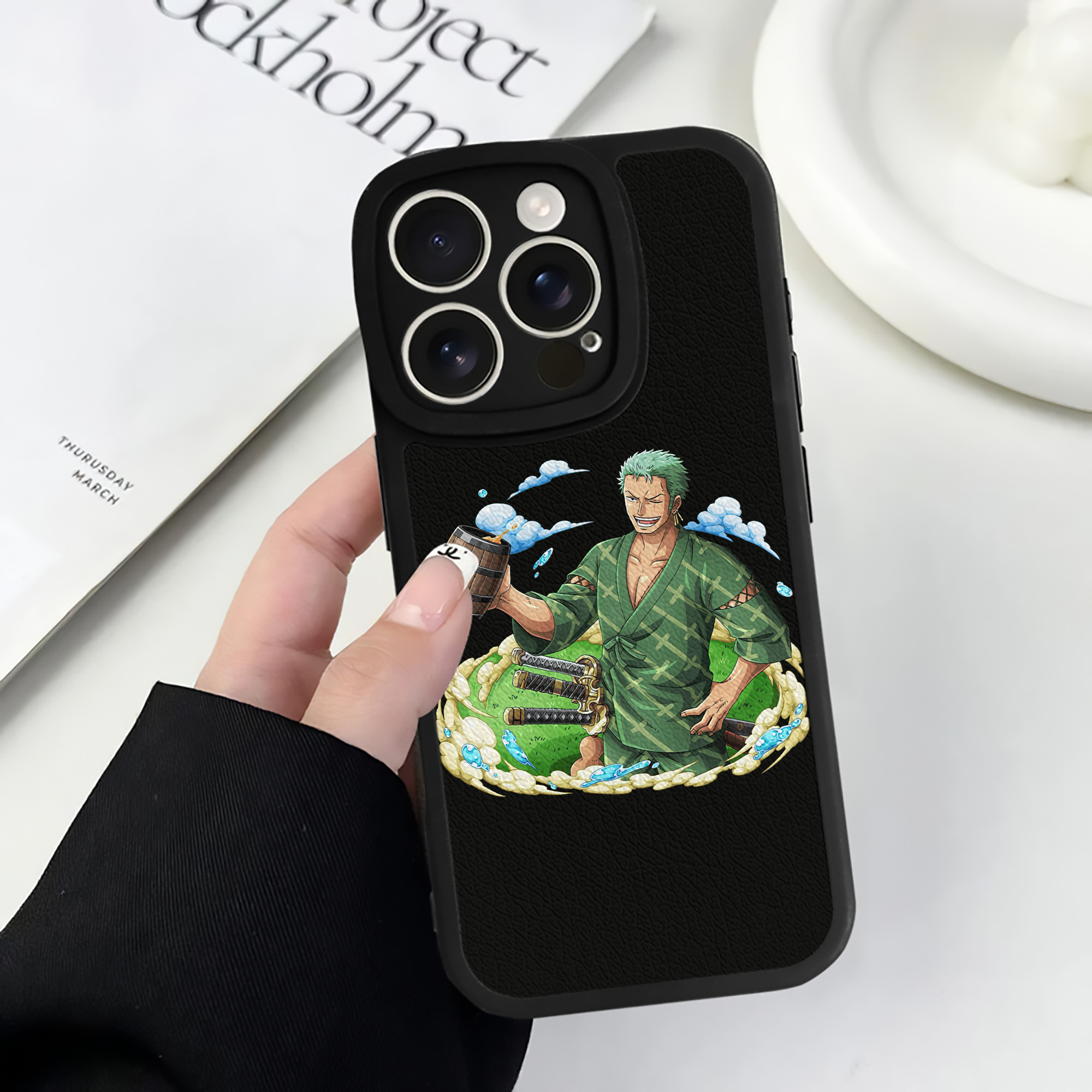 （画像用） ワンピース ロロノア・ゾロ ONE PIECE Roronoa Zoro 【iPhone 16シリーズ対応】シリコンスマホケース（レザー調） 材質：シリコン